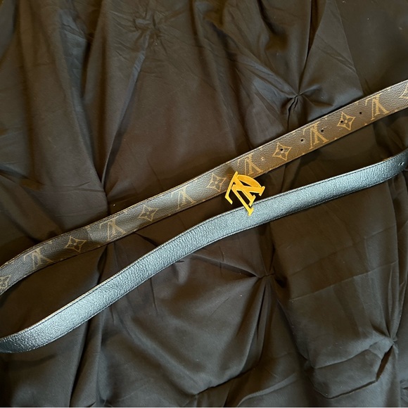 Ladies 2 sided LV belt - Picture 2 of 9